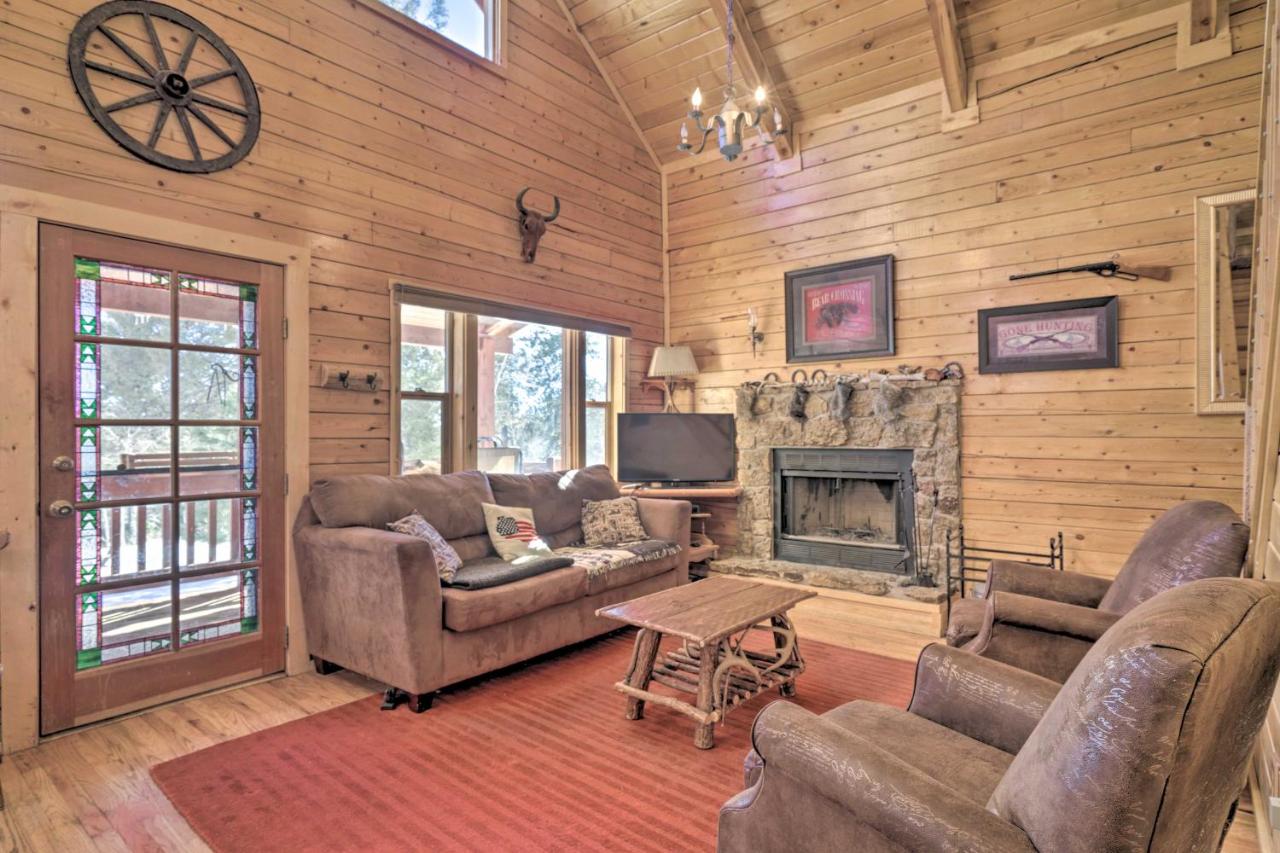 B&B Florissant - Log Cabin with Mountain Views about 30 Mi to Pikes Peak! - Bed and Breakfast Florissant