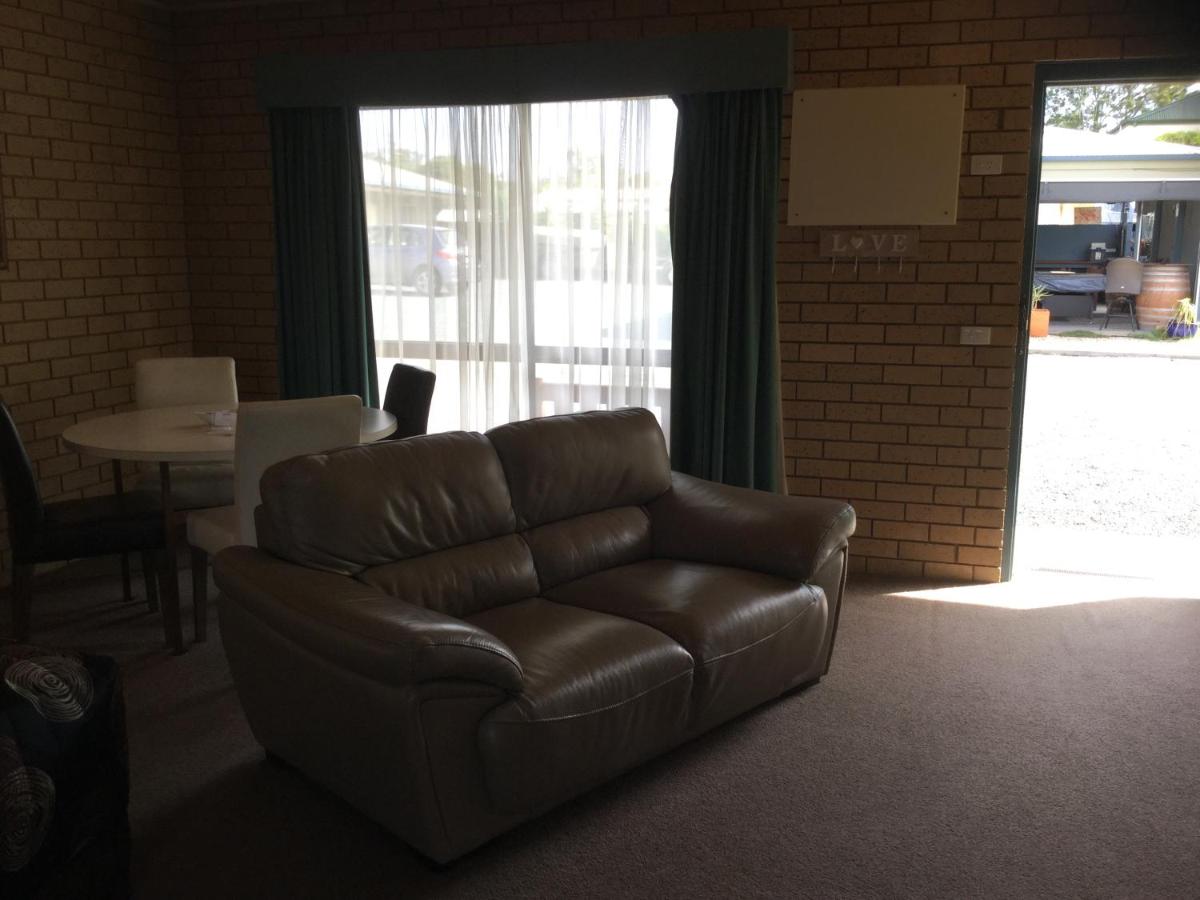 Habitación con cama extragrande.