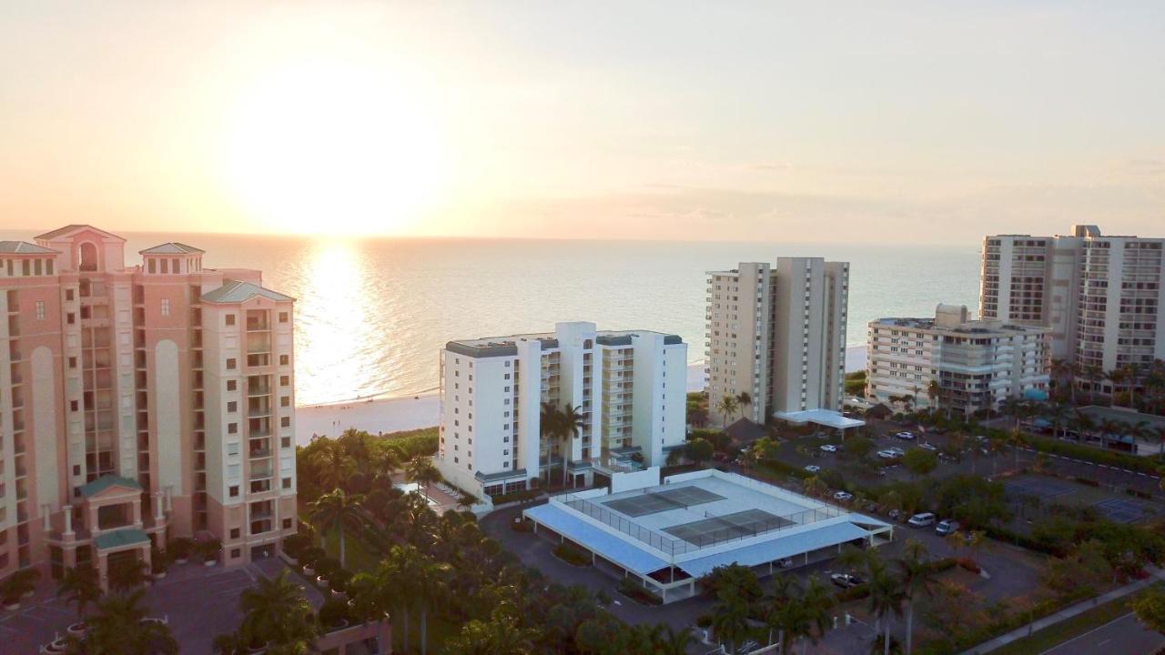 B&B Marco Island - Breathtaking Sunsets @ This Beachfront Beauty, On-Site Restaurant/Tiki Bar - Bed and Breakfast Marco Island