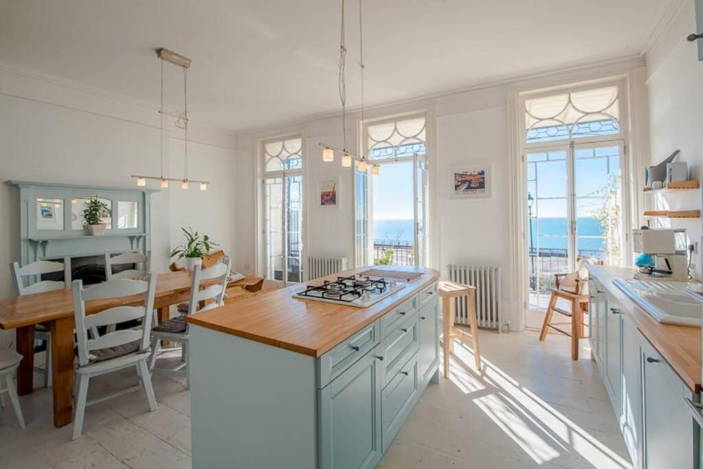 B&B Ramsgate - The Wellington: Two bedroom apartment with balcony and sea views - Bed and Breakfast Ramsgate