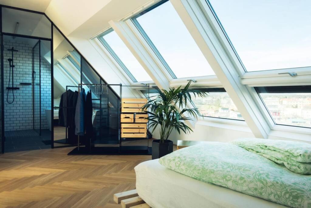 Blackriver Loft Vienna mit gratis Parkplatz nahe Schönbrunn und U6 - Chambres d’hôtes