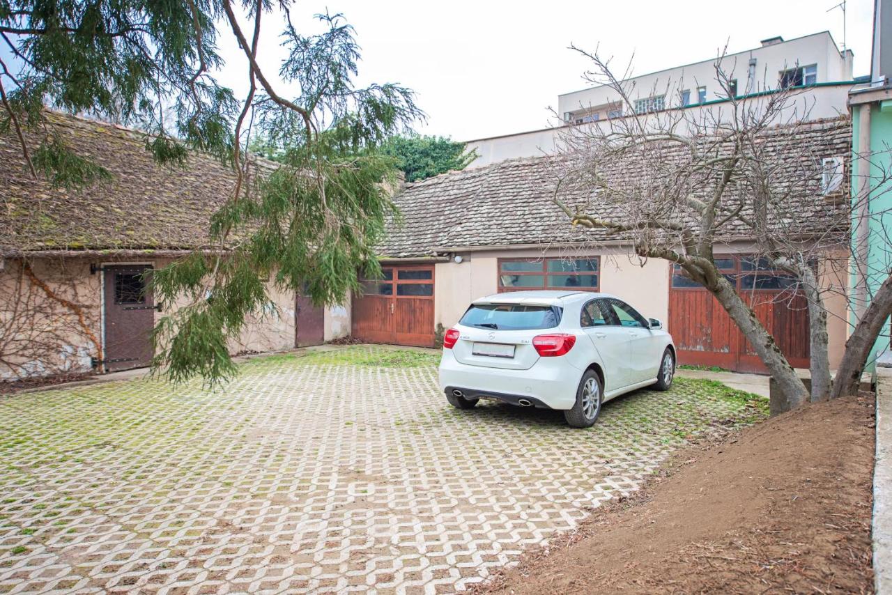 PB Urban Garden Stay with secured Parking - Chambres d’hôtes