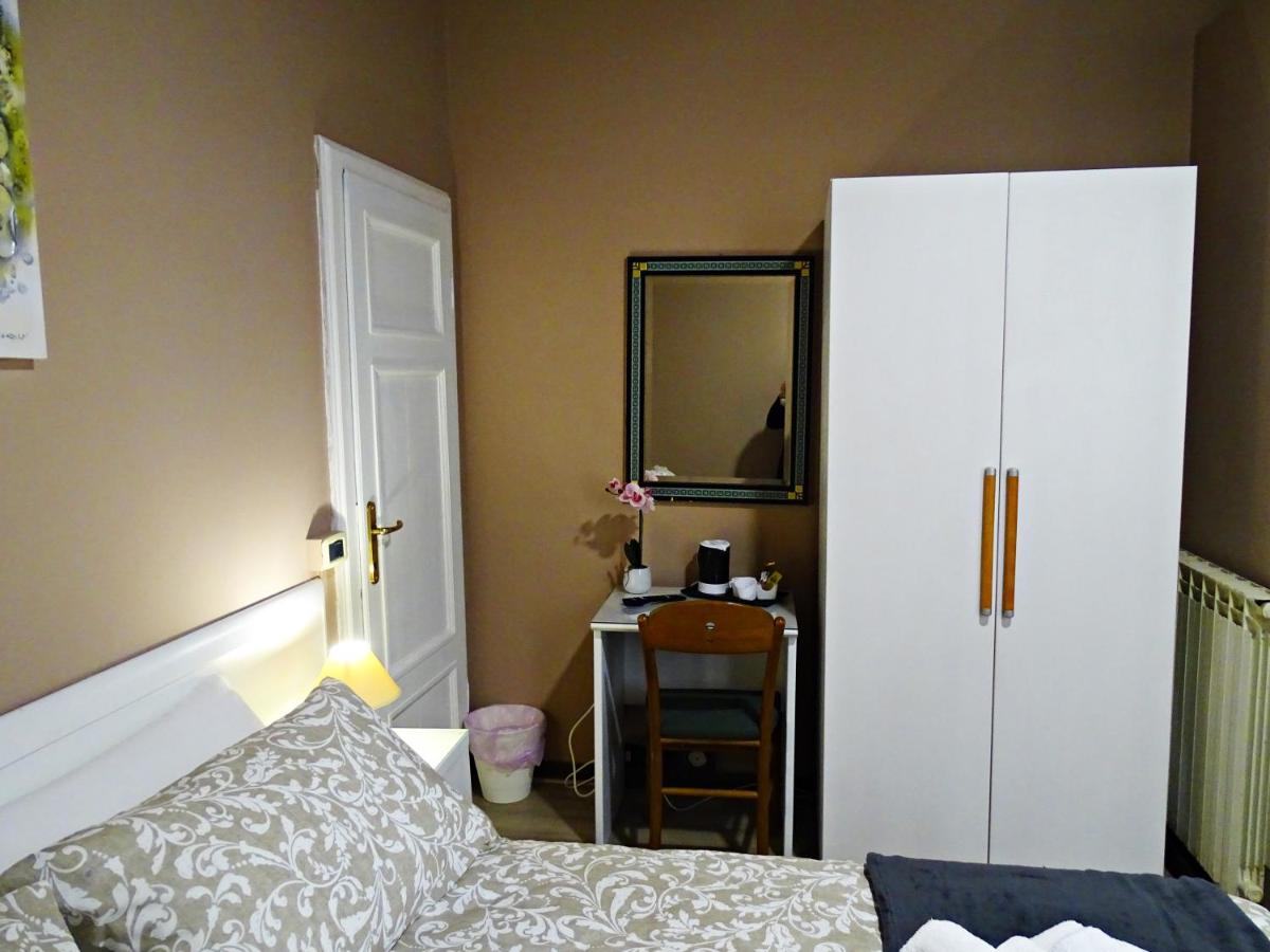 Camera Matrimoniale con Bagno in Comune 