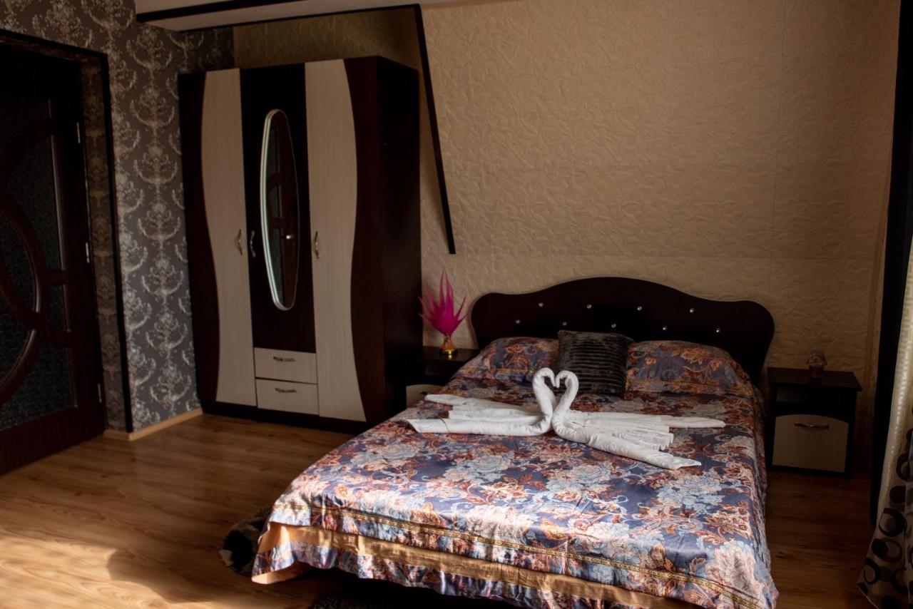 Habitación con cama extragrande y bañera de hidromasaje