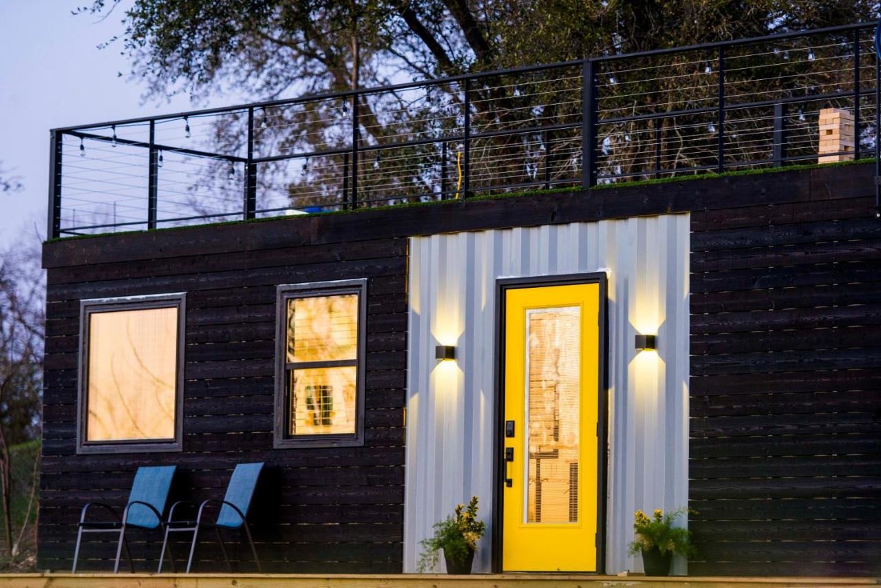 B&B Bellmead - The Zephyr Modern Luxe Container Home - Bed and Breakfast Bellmead