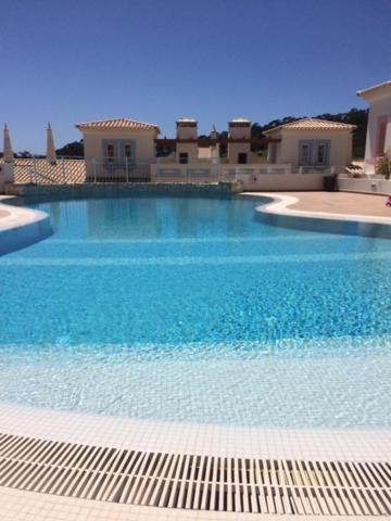 Modern Two Bedroom Poolside Townhouse - B&B