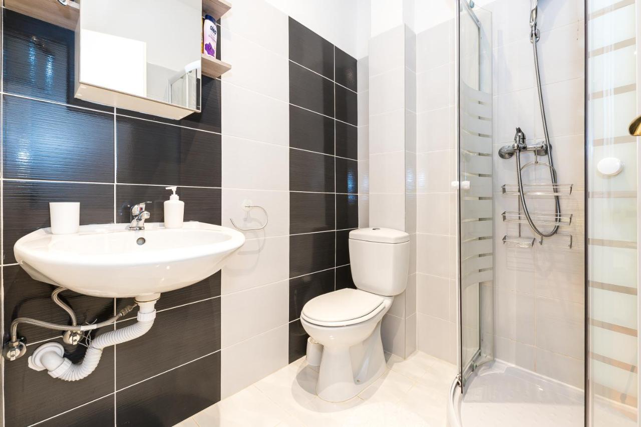 Tweepersoonskamer met 2 Aparte Bedden en Eigen Badkamer