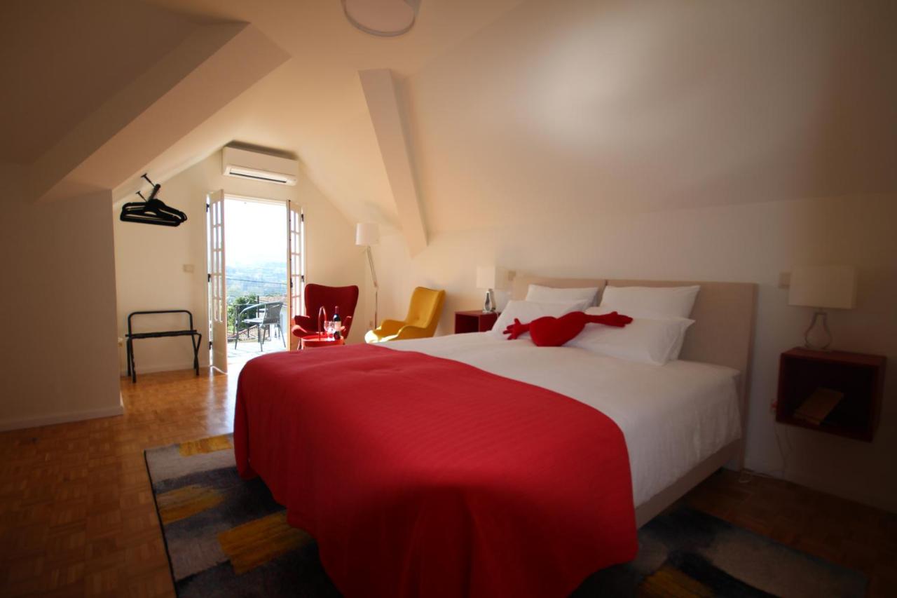 Suite con cama grande y balcón