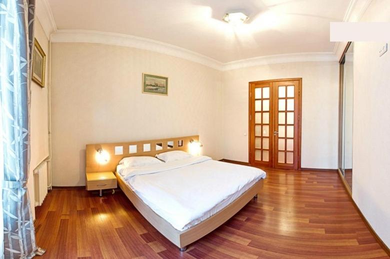 One-Bedroom Apartment with Balcony - 25 Antonovicha str