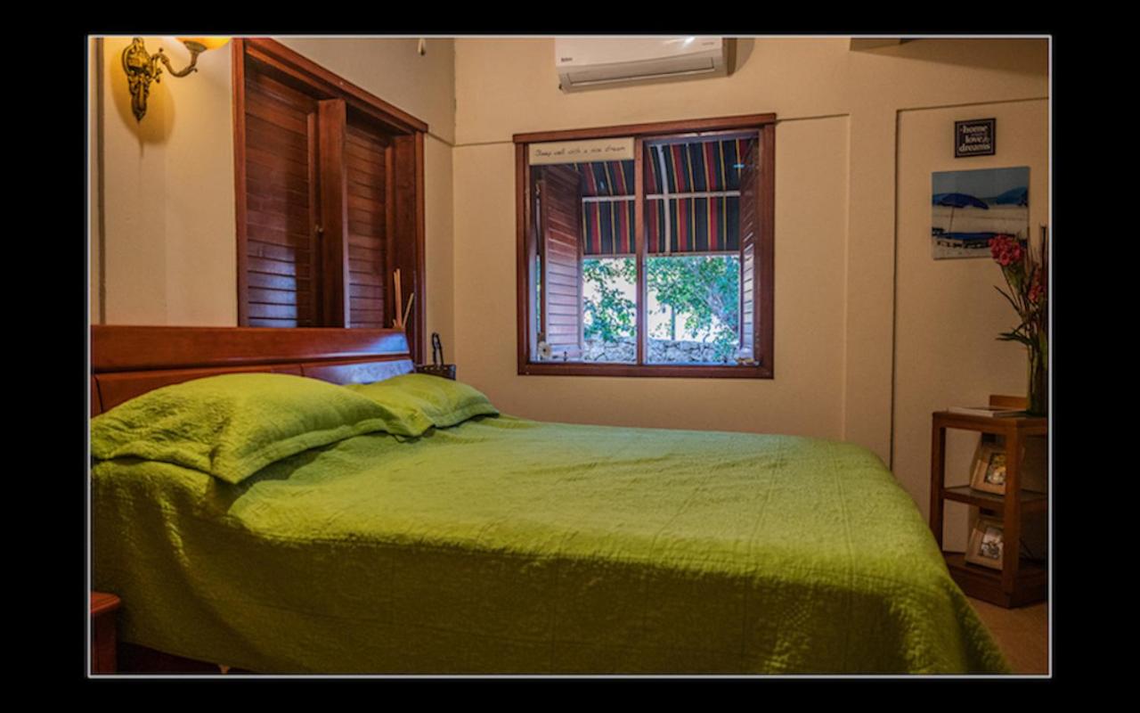 Habitación con cama extragrande.