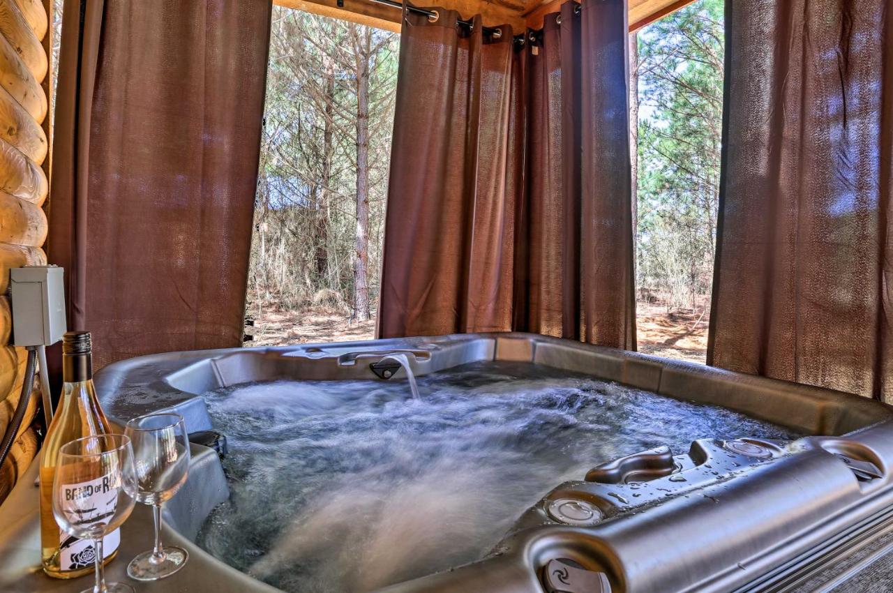 B&B Broken Bow - The Breeze Forested Oasis with Hot Tub and Deck! - Bed and Breakfast Broken Bow