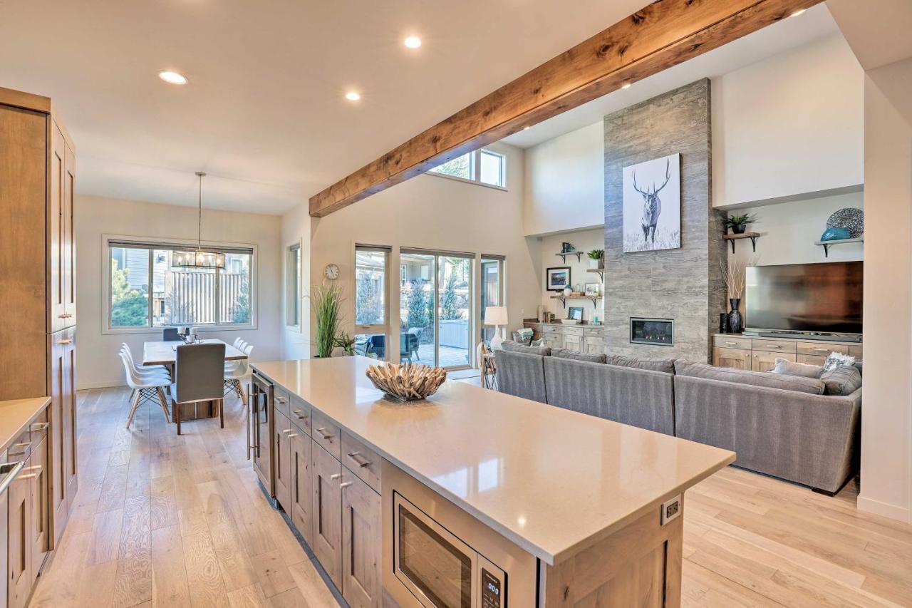 Luxury Mt Bachelor Retreat with Hot Tub and Patio - Chambres d’hôtes Bend