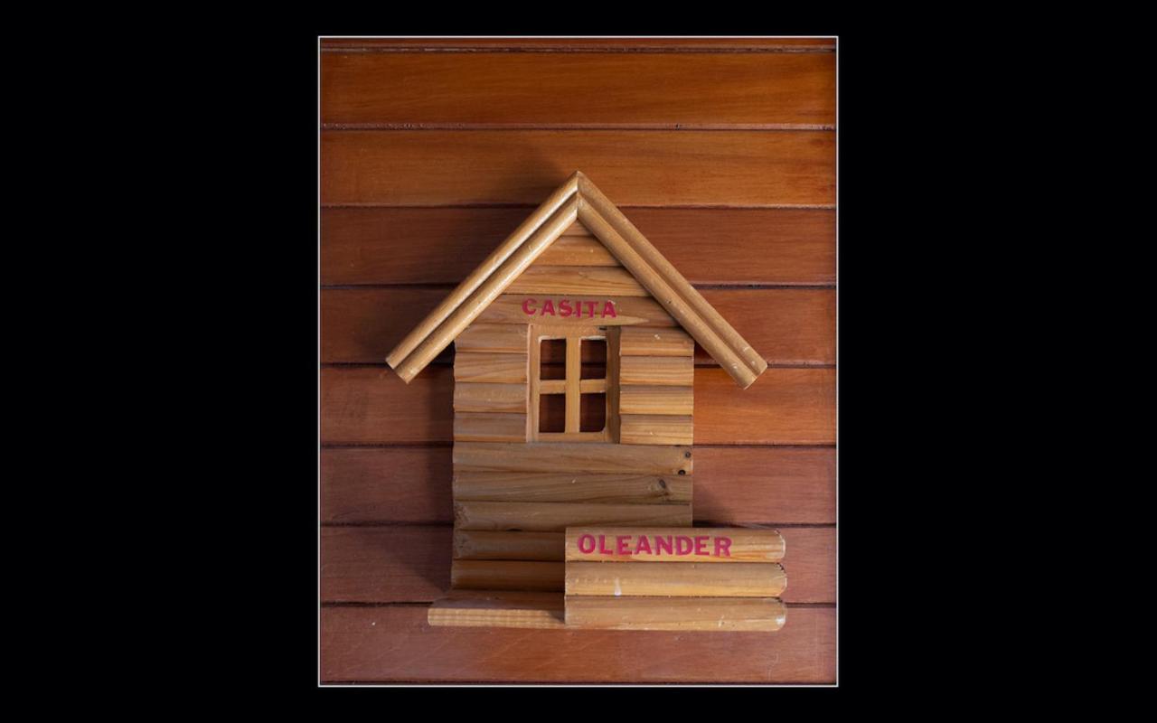 Habitación con cama extragrande y balcón