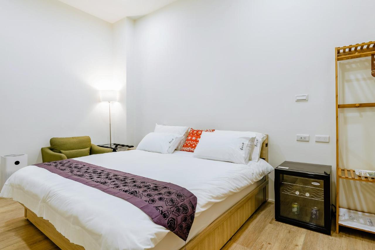 Habitación con cama grande y balcón