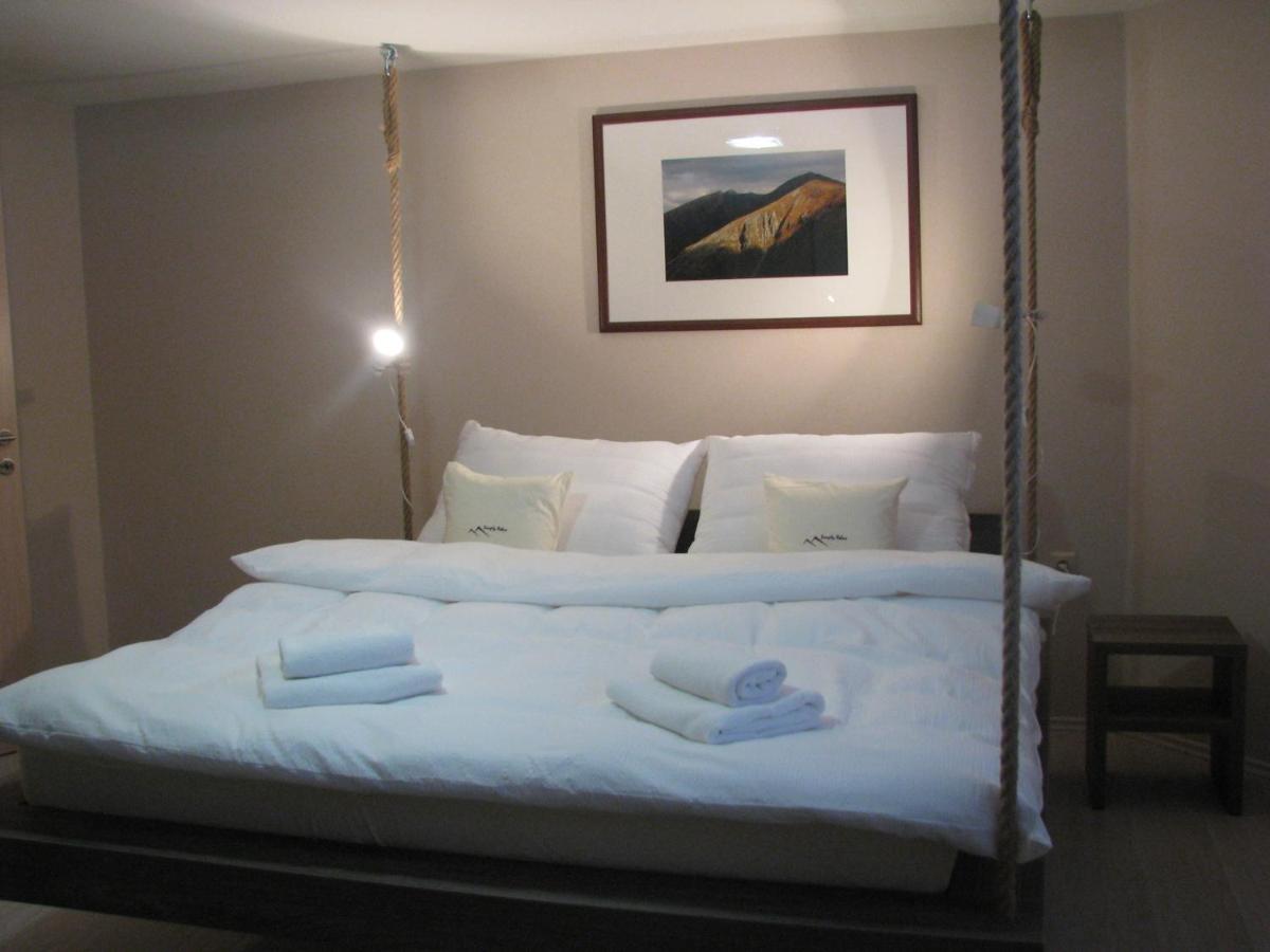 Deluxe Three-Bedroom Apartment with Terrace and free Hot Tub