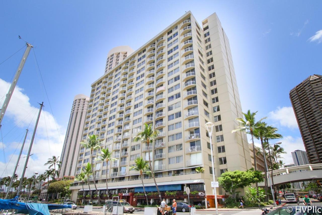 Spacious One Bedroom Harbor View Condos at Ilikai Marina With Private Balcony - B&B