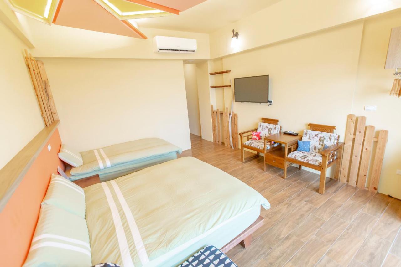 Habitación con cama grande y balcón