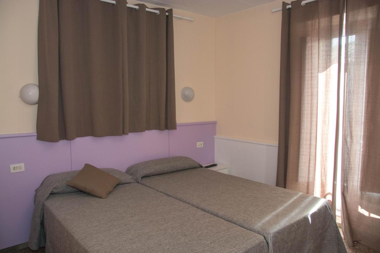 Habitación con cama grande