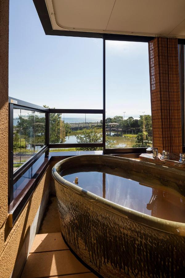 Zimmer im japanischen Stil mit Badewanne im Freien