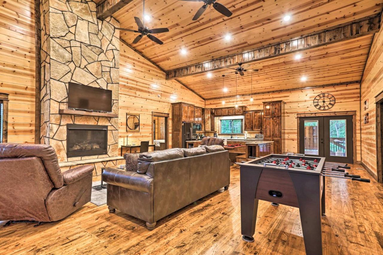 B&B Broken Bow - Dreamy Deluxe Cabin with Hot Tub and Outdoor Fireplace! - Bed and Breakfast Broken Bow