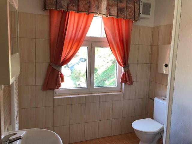Tweepersoonskamer met 2 Aparte Bedden en Gedeelde Badkamer