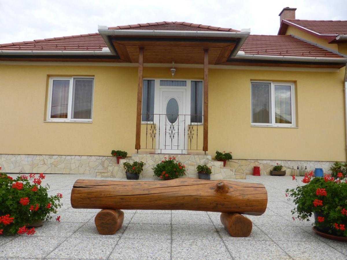 B&B Egerszalók - Napfény Apartman és Vendégház - Bed and Breakfast Egerszalók