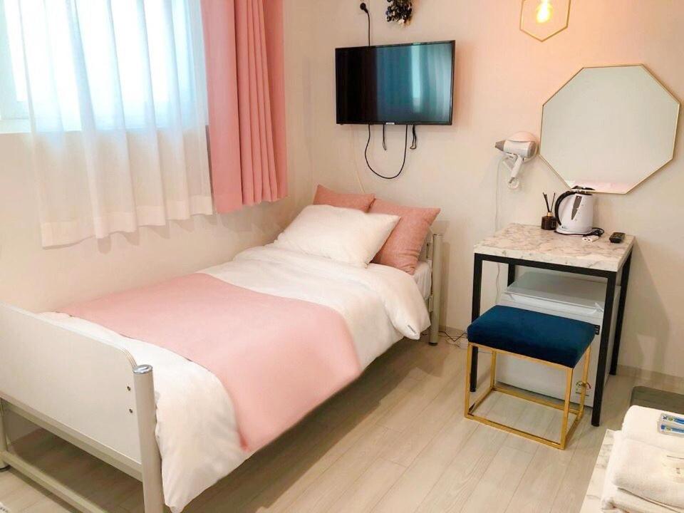 (Foreigners only) Underground Semi-Twin Room with Private bathroom