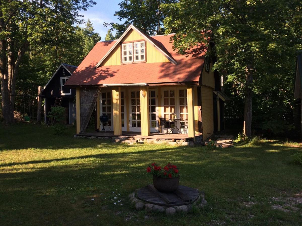 One-Bedroom Holiday House with Shared Bathroom