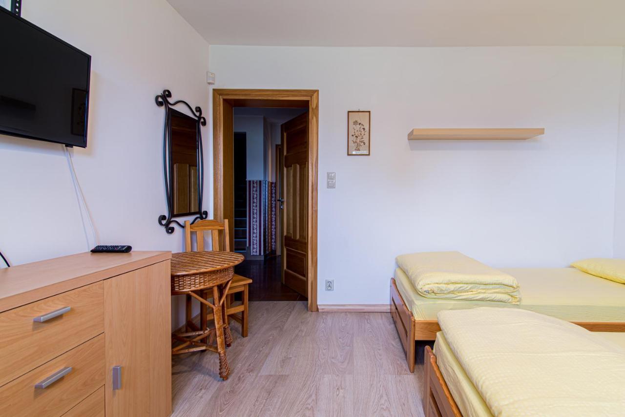 Habitación Triple Básica con baño compartido