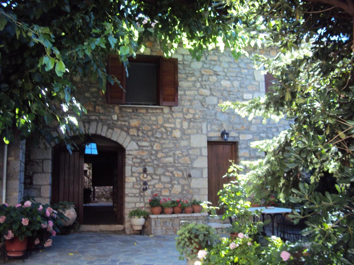 Guesthouse Karahalios - B&B