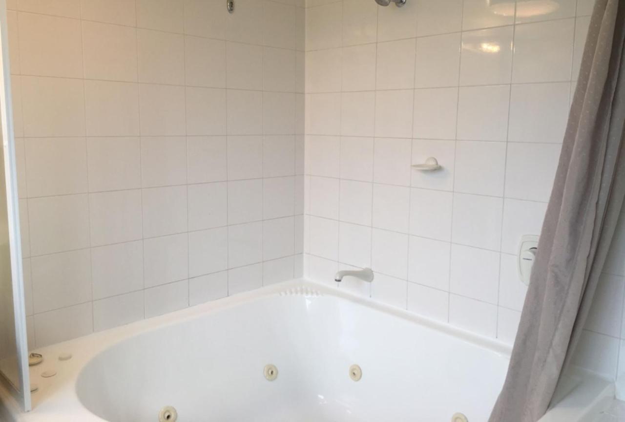 Executive Unit with Spa Bath