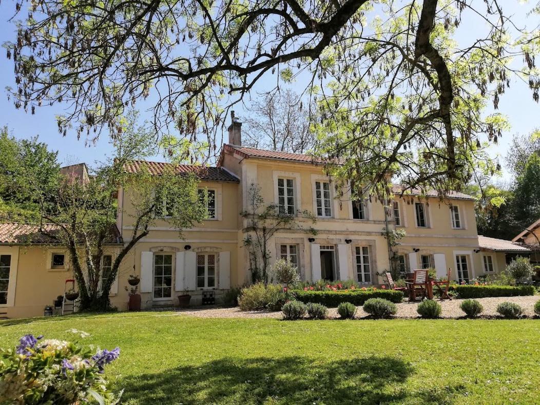 B&B Bourg-Charente - Le Domaine Des Platanes - Bed and Breakfast Bourg-Charente