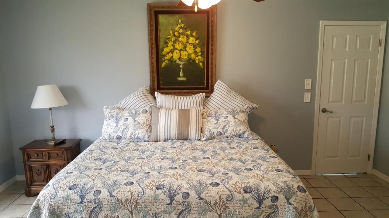 B&B Port Saint Lucie - Beautiful Florida Vacation Pool House - Bed and Breakfast Port Saint Lucie