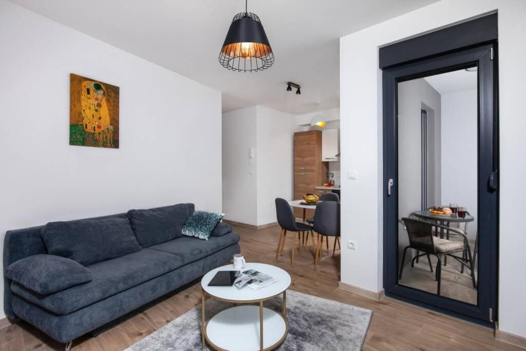 Modern Apartment with Balcony & Private Parking 5 min from Amphitheater - Ferienwohnung Pula