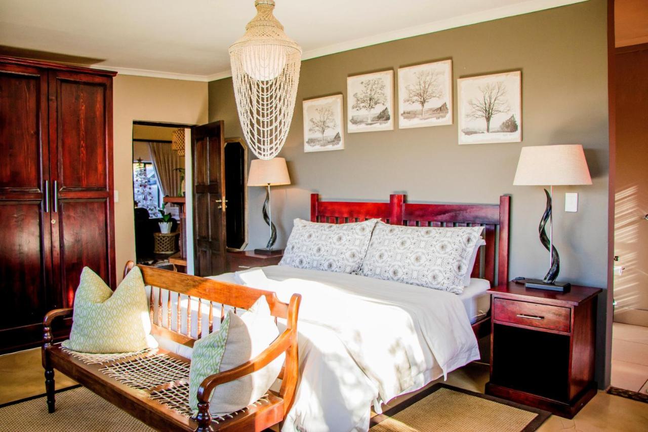 Zimmer mit Kingsize-Bett und Bergblick