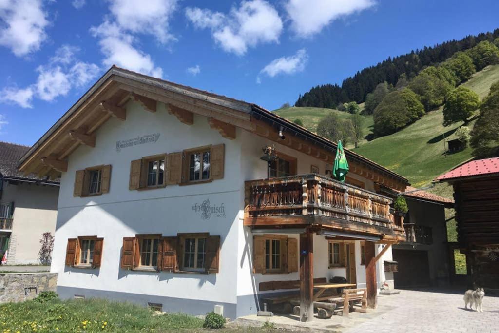 B&B Klosters Platz - Ferienwohnung Uf Z`Enisch - Bed and Breakfast Klosters Platz