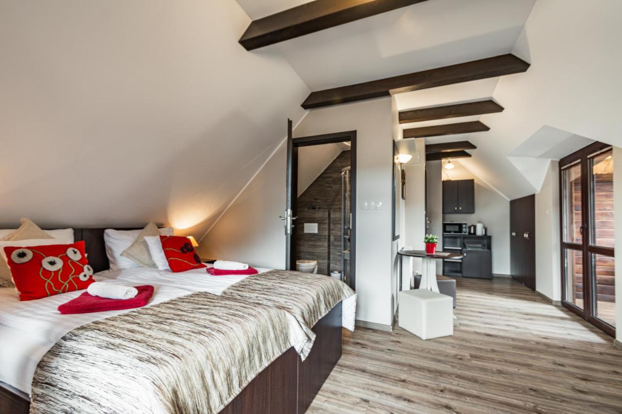 Apartment with Mountain View