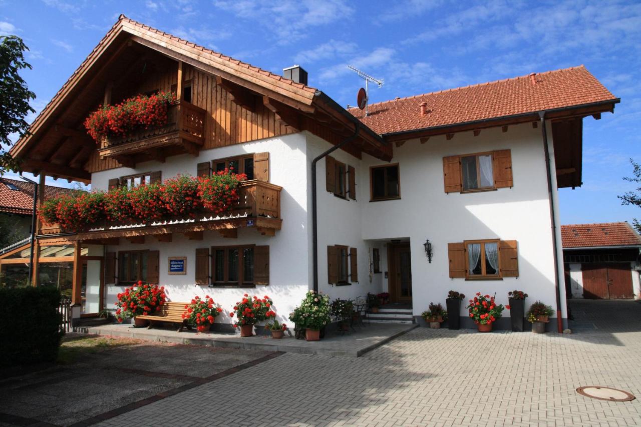 B&B Sauerlach - Gästehaus Burgmayr - Bed and Breakfast Sauerlach