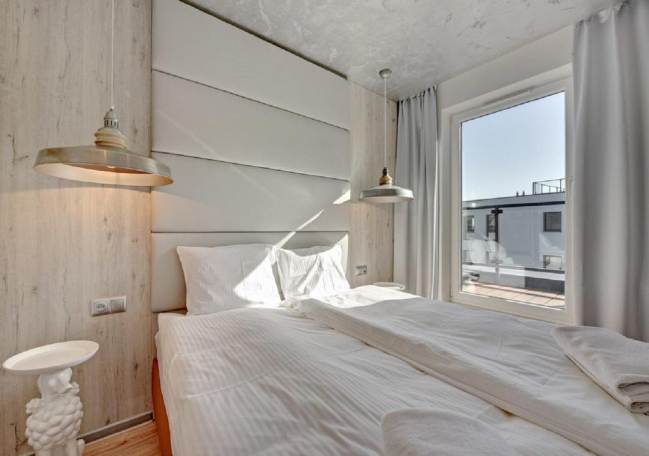 Three-Bedroom Apartment - Chmielna 71/117