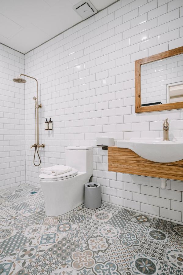Deluxe Double Room with Bath and No Window