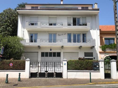 Grand appartement de standing "Rêve du Soir" de 170 m2 350 m de la gare - Chambres d'hôtes Lourdes