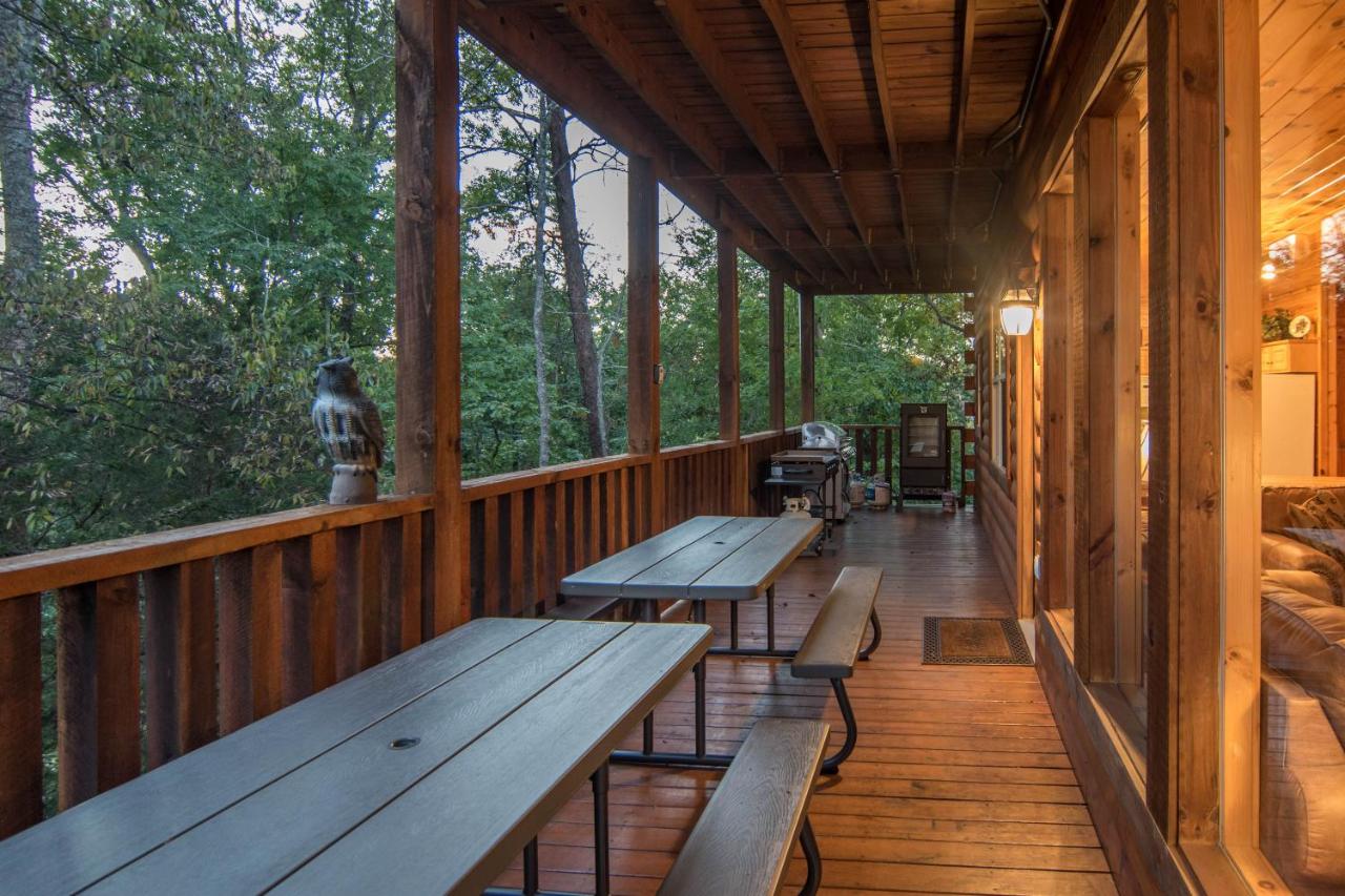 Eagles Haven Lodge, 5 bed, 4 bath, great for groups, game room, hot tub, Wi-Fi, grills, easy roads - Chambres d'hôtes Sevierville