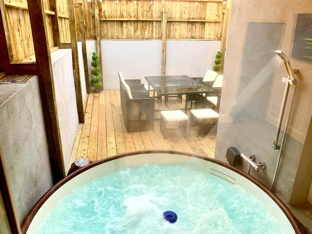 B&B Blackpool - Victory luxury hot tub house - Bed and Breakfast Blackpool