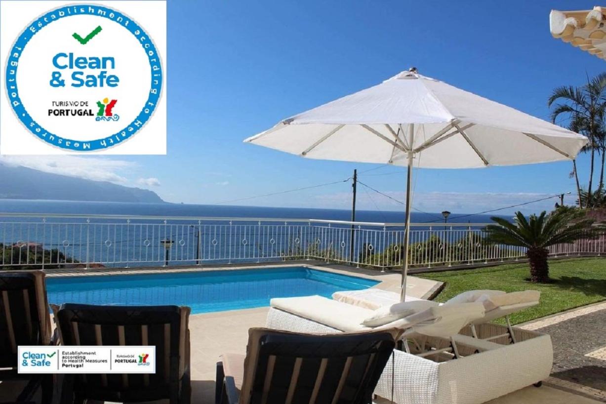 B&B Ponta Delgada - Villa Quinze - Luxurious 3 bedroom Villa with private pool and games room & amazing views - Bed and Breakfast Ponta Delgada