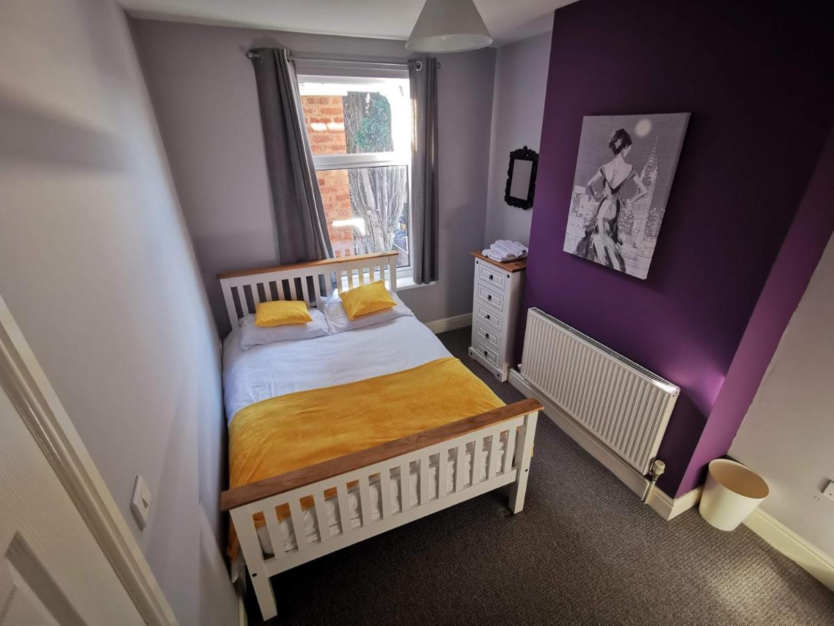 B&B Wolverhampton - K Stunning 5 Bed Sleeps 8 Families Workers by Your Night Inn Group - Bed and Breakfast Wolverhampton