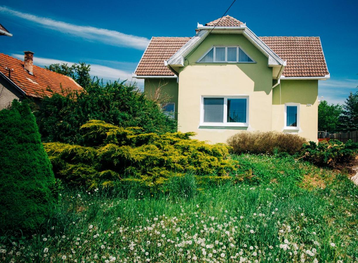 Castle Village Apartment - B&B Krásnohorské Podhradie