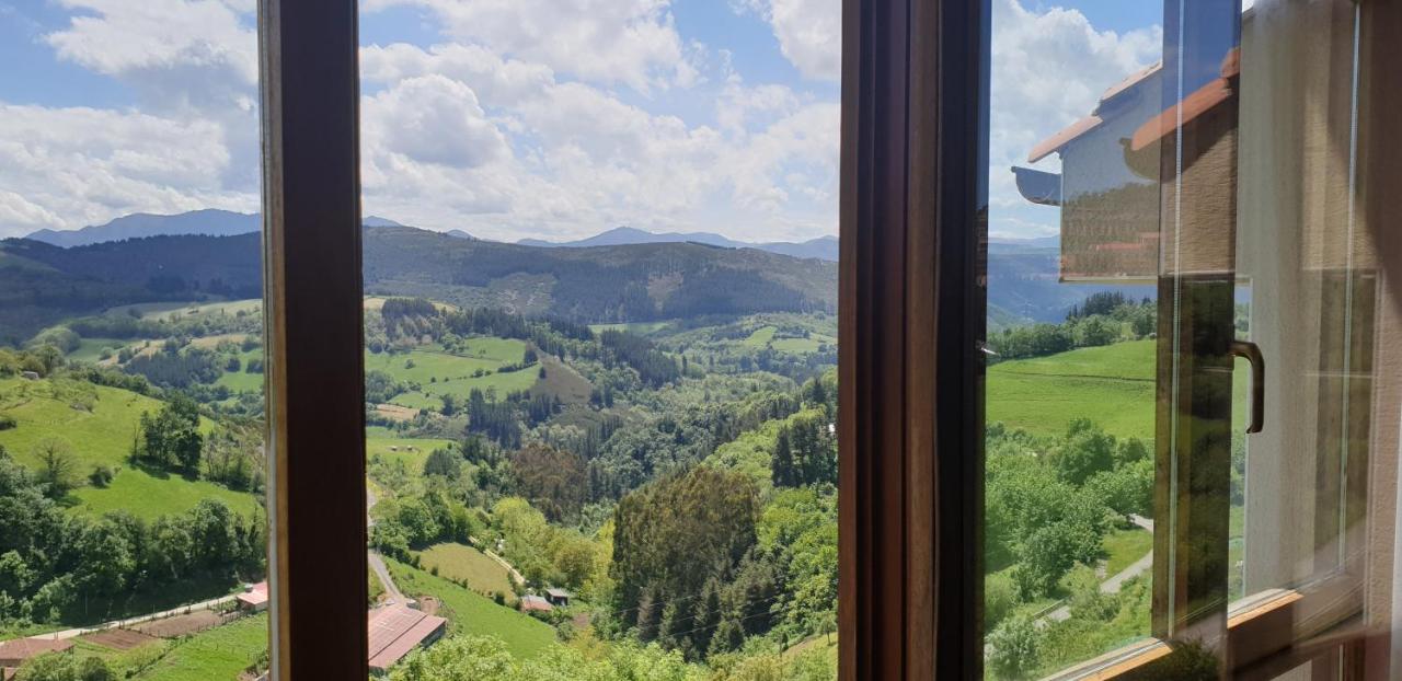 Apartment with Mountain View