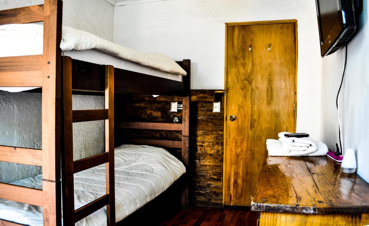 Habitación con litera, baño privado y balcón