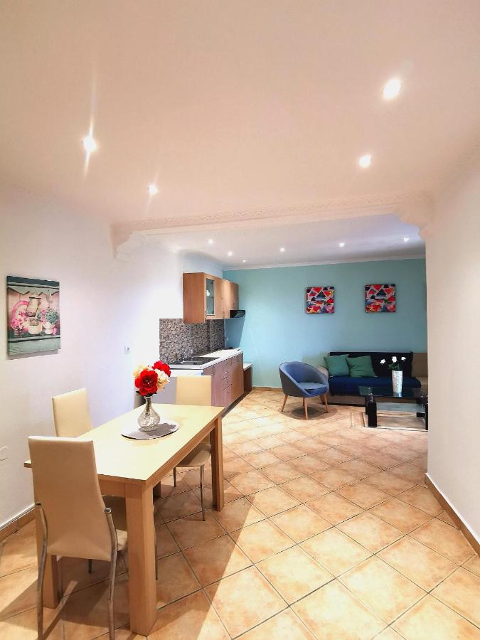1 - One Bedroom Apartment with Mountain View 
