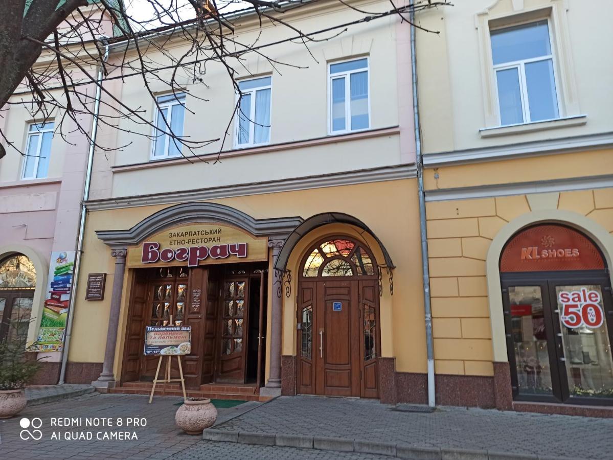 Стильні Апартаменти на Ратушній площі - B&B